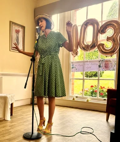 Amanda 103 Tighter Crop Desktop 385